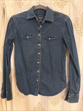 American Eagle Outfitters Indigo Denim Button-Up Shirt